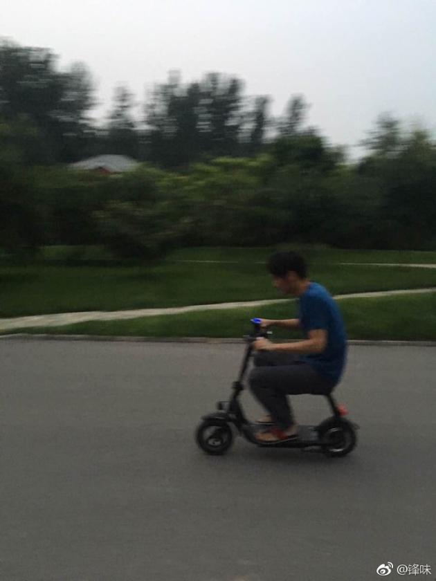 谢霆锋骑小车买菜