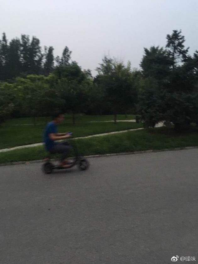 谢霆锋骑小车买菜