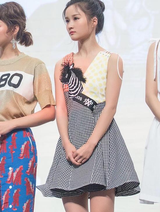 李诺拼接连衣裙亮相 新片表现获赞少女感十足