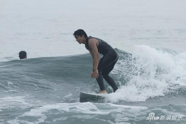 野村周平冲浪照片