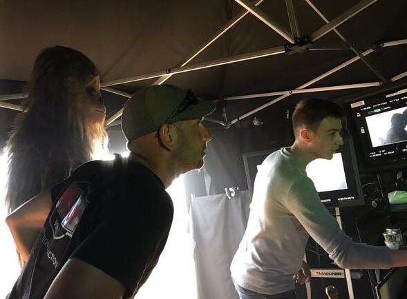 之前曝光的片场照中楚巴卡亮相