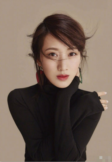 照片中的李念身穿健身服,素颜丸子头出镜,美腰纤细,马甲线格外