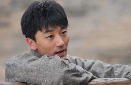 刘峰超,武术运动员、演员,曾连续五年获河北省枪术剑术比赛第一名,08年进入演艺圈,凭借电影《孔子》提名百花奖最佳新人奖。