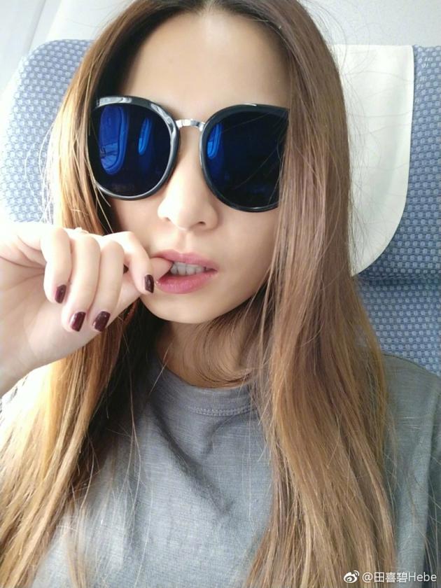 Hebe田馥甄轻咬手指