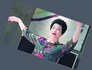 剧中的薛甄珠红唇卷发，造型时髦，并且不断奉献表情包。