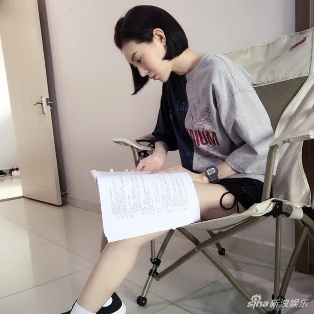 何美璇晒剧组工作照 吸睛大长腿无处安放