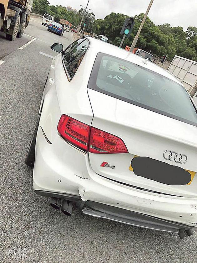 梁烈唯的座驾车尾被撞,需要大修。