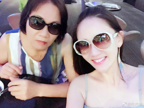 陈乔恩近日与妈妈一同度假 陈乔恩近日与妈妈一同度假