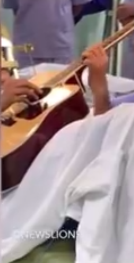 印度男子做脑部手术时弹吉他