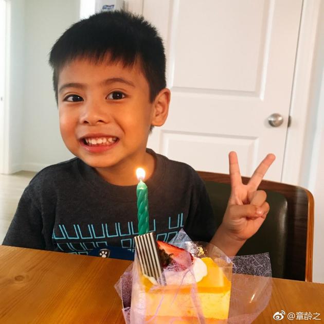 陈龙生日章龄之遥祝 晒二胎B超照大眼圆脸像爸