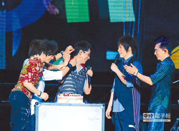 五月天在西安演唱会上帮冠佑（中）庆生，玛莎（后左）用奶油攻击冠佑。