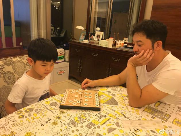 沙溢与儿子下象棋安吉一脸认真