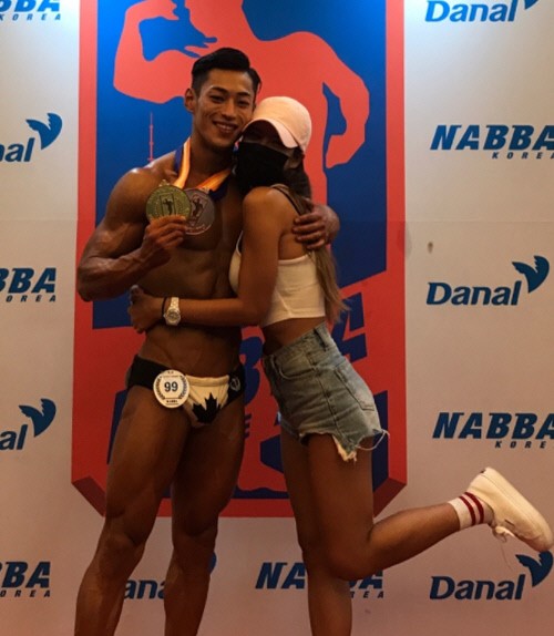 金俊熙与男友亲密合照