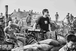 刘伟强（中）导演在片场指挥拍摄。