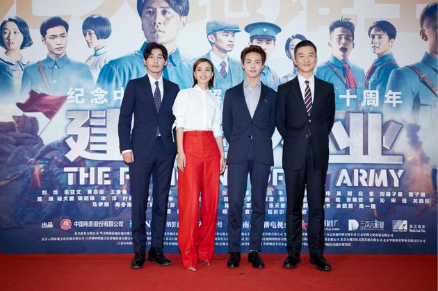 《建军大业》北京首映 白宇分享冲锋陷阵体验