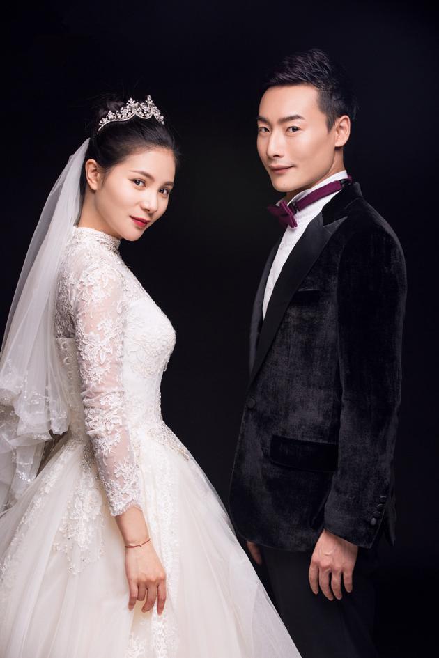 秦凯何姿西式婚照曝光 领奖台上甜美互视