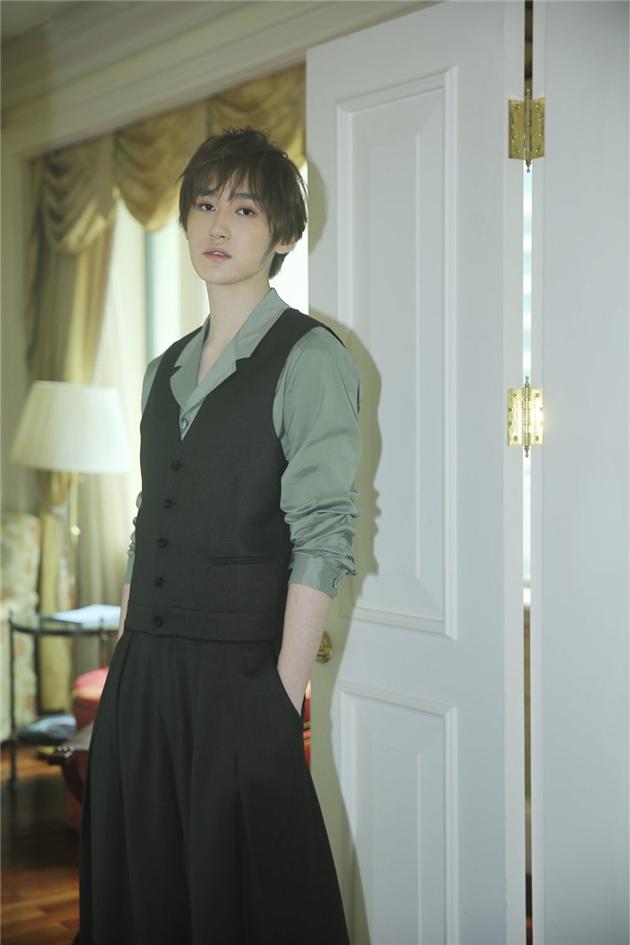 潇洒帅气的汪铎身穿深棕色马甲式连体裙裤