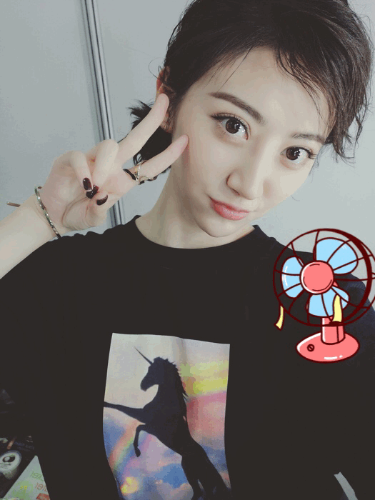 景甜夏日自拍英气十足