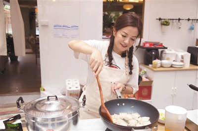 真人秀《中餐厅》里,“店长”赵薇偶尔会当一下“厨娘”。