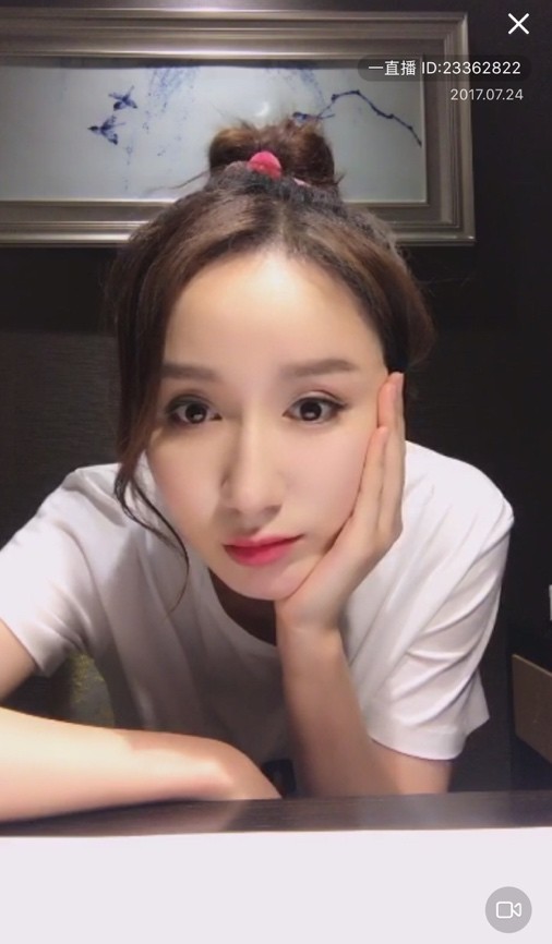 娄艺潇直播分享宠物趣事 暖心助力公益领养活