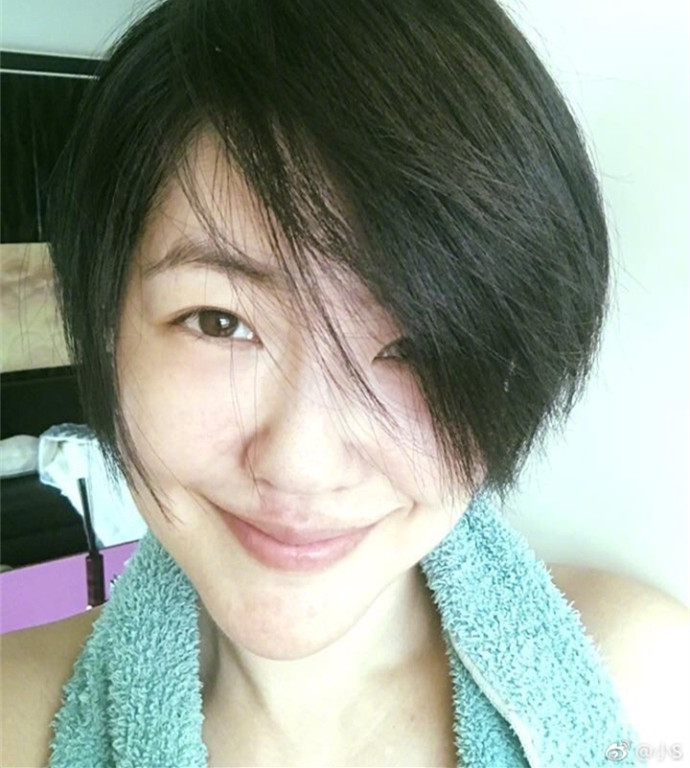 小s晒素颜照称不得不控制体重 不然会像大婶(图) - 1