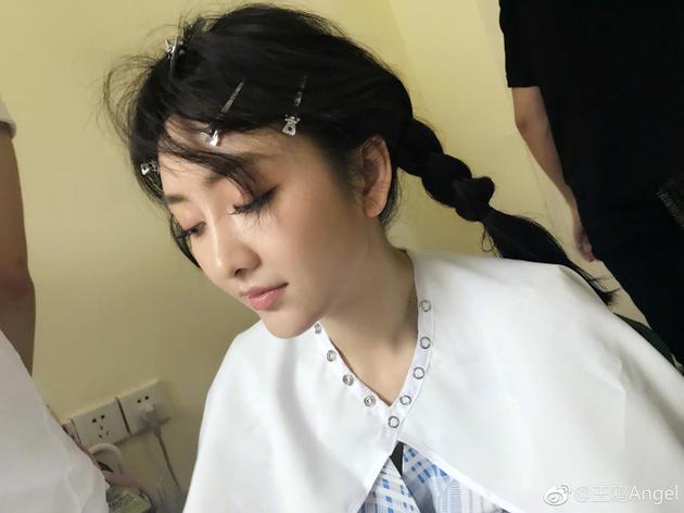 王鸥刘海凌乱满头夹子 生无可恋:我不要面子的