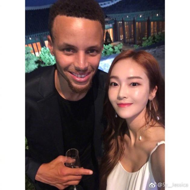 郑秀妍晒与偶像库里合影 两人还曾交换签名球