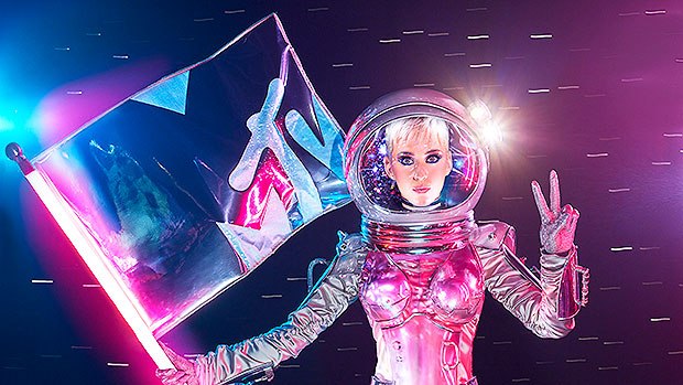 水果姐宣布将主持2017VMA颁奖礼 或与霉霉同