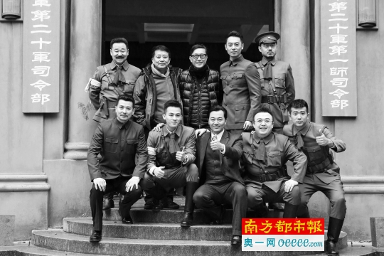 黄建新（后排左二）从第一部当导演，到第三部当监制，主导并见证着这个系列的类型化努力与进化