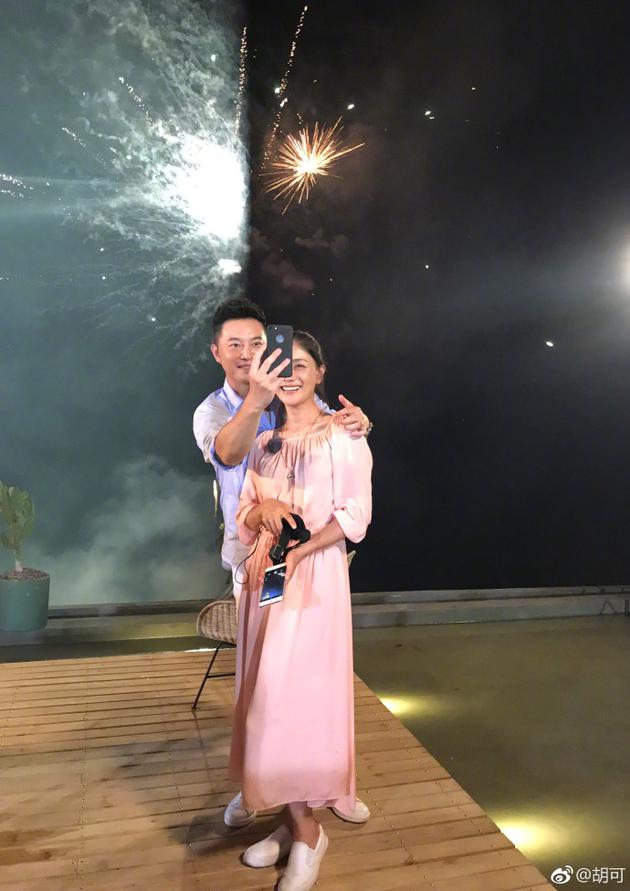 胡可沙溢烟花下自拍