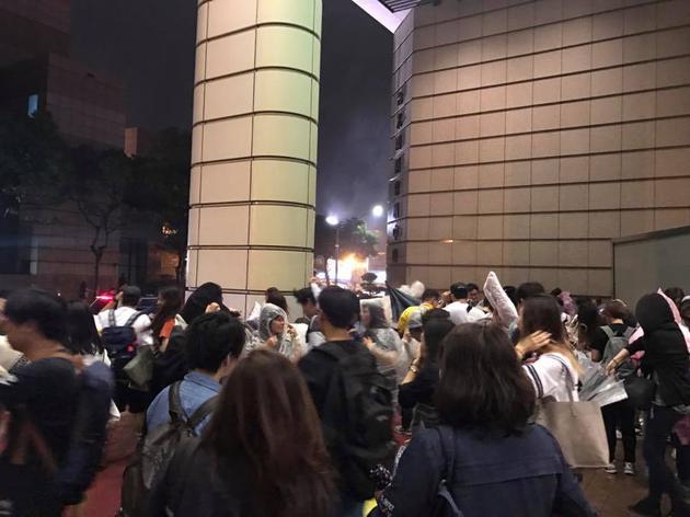 可怜父母心！郑秀妍见面会赶上台风 粉丝父母却在场馆外等孩子！（图） - 2