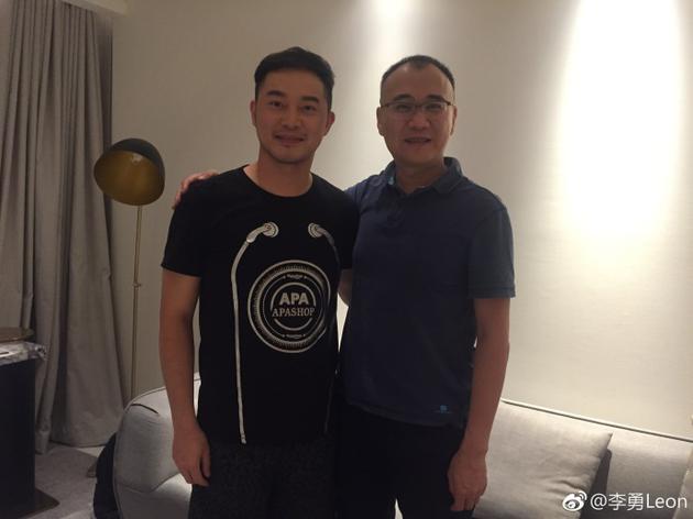 沙溢与《极限挑战》工作人员合影