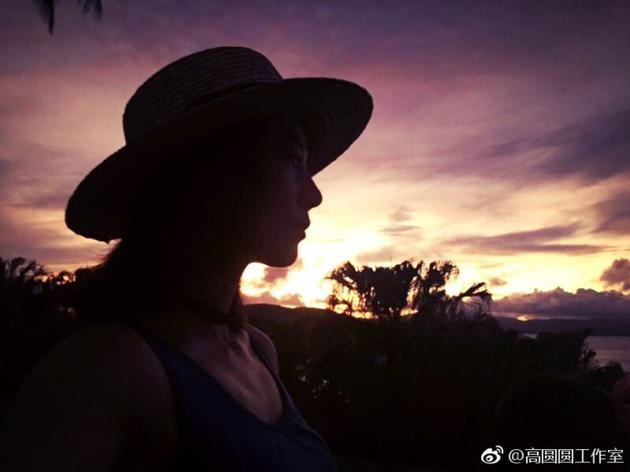 剪影杀！高圆圆夕阳下楚楚动人 侧颜锁骨美到窒息 - 1