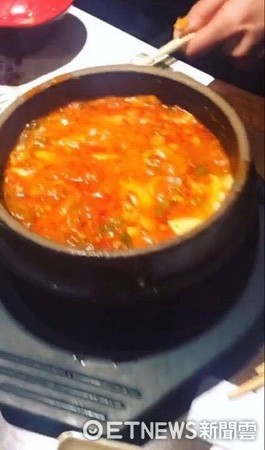 雀斑和友人一同吃韩国料理