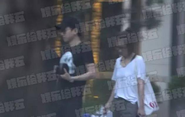 怎么回事？张杰与年轻女子吃饭还送回家? 真相是... - 1