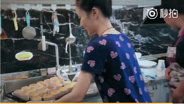 李小璐烤蛋糕视频截图