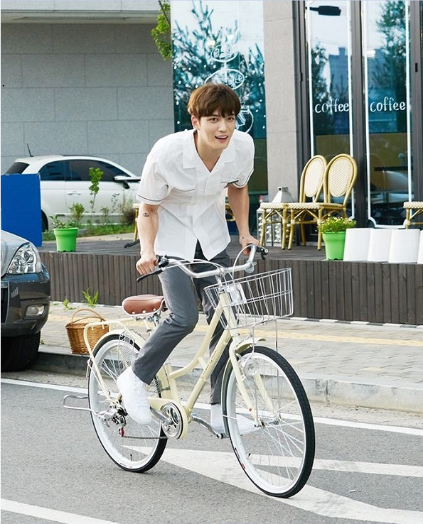 金在中骑自行车青春洋溢