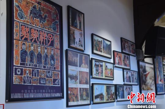 图为“中国现存最早的电影院”-青岛湖北路17号（原水兵俱乐部旧址）内墙上所成列的电影历史照片。　李英 摄