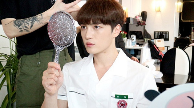 金在中查看妆容