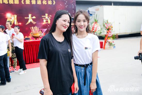 白澜和制片人合影