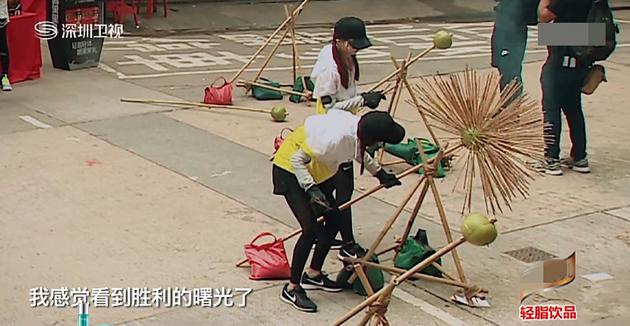 黄婷婷、许杨玉琢柚子上插线香