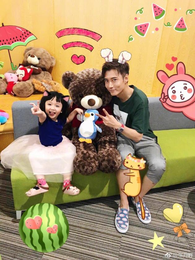 张丹峰和女儿一路搞怪