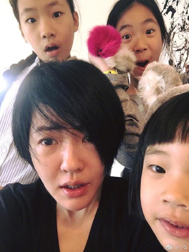 小s带女儿做“弗成思议”妆自拍
