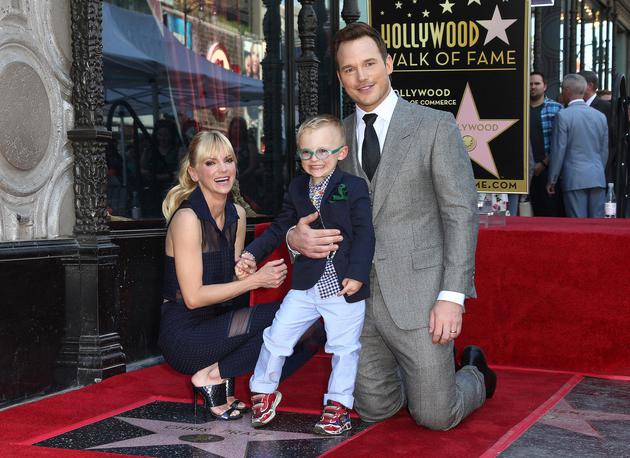 两人不久前还带儿子秀恩爱