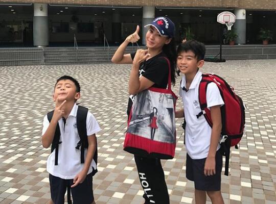 张柏芝送儿子上学遇跟拍 为影响到其他人感到尴尬（组图） - 1