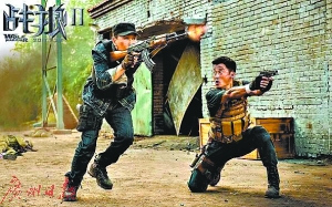 在片中饰演老班长的“达康书记”使用的是AKM突击步枪。
