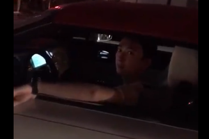网友等红绿灯路遇王思聪 结果被“王之蔑视”了