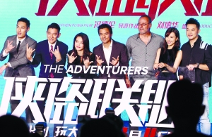 刘德华（左二）与冯德伦（右四）、舒淇（左三）和让·雷诺（右三）等出席发布会。柴春霞 摄