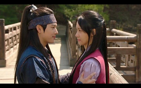 《王在相爱》润娥陷虐心三角恋 真实身份被曝光|王在相爱|任时完|润娥_新浪娱乐_新浪网