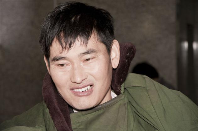 大衣哥朱之文人气不减欢快献唱遭围观